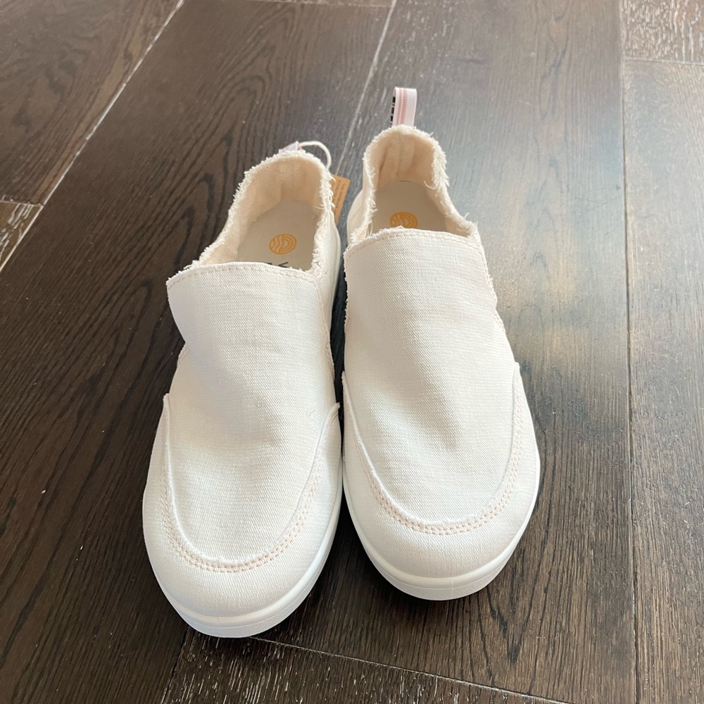 NWT Vionic Canvas Slip-On Shoes